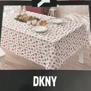 Brand new DKNY Nappe Mantel  tablecloth